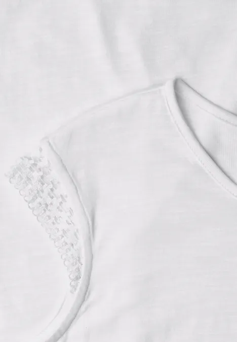 Witte V-hals T-shirt met korte mouwen en kanten detail aan de mouw, op witte achtergrond.