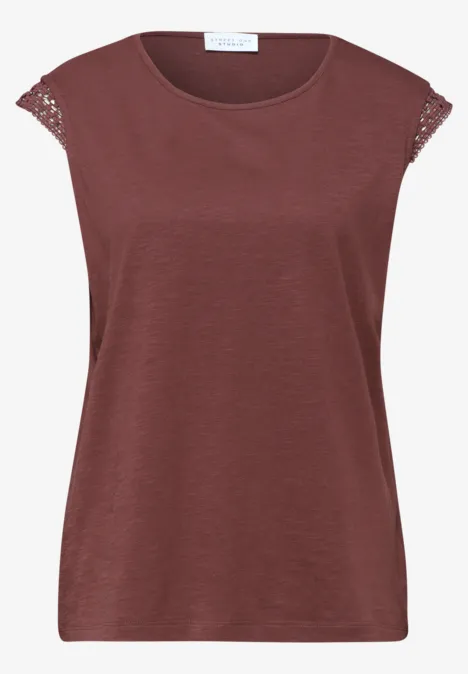 Shirt met ronde hals en gehaakte mouwen mahogany brown Een effen bordeauxrood T-shirt met ronde hals en fijne kanten inzetstukken op de mouwen.