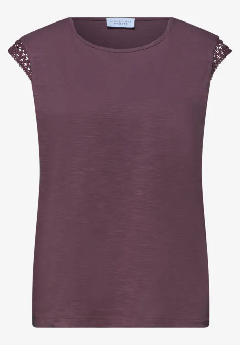 Mouwloze paarse damestop met ronde hals en fijnmazige netaccenten op de schouders.