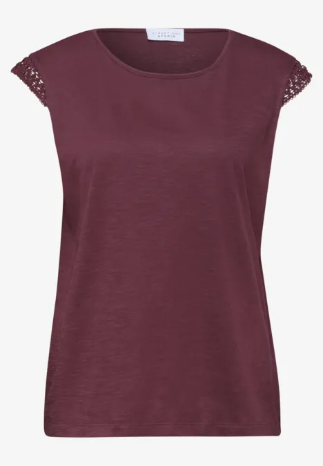 Bordeauxrotes ärmelloses Damenshirt mit Spitzendetails an den Schultern.