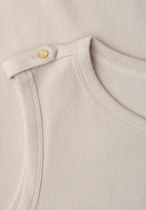 Beiges, geripptes Oberteil mit goldfarbenem Druckknopf an der Schulter.