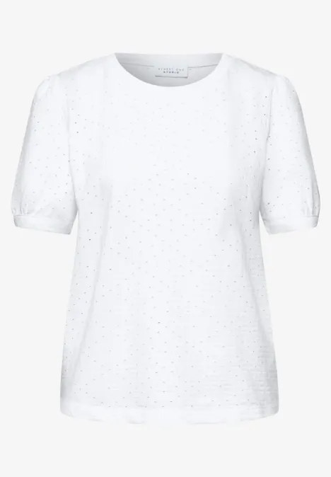 Weißes T-Shirt mit kurzen Puffärmeln und feiner Lochstickerei.