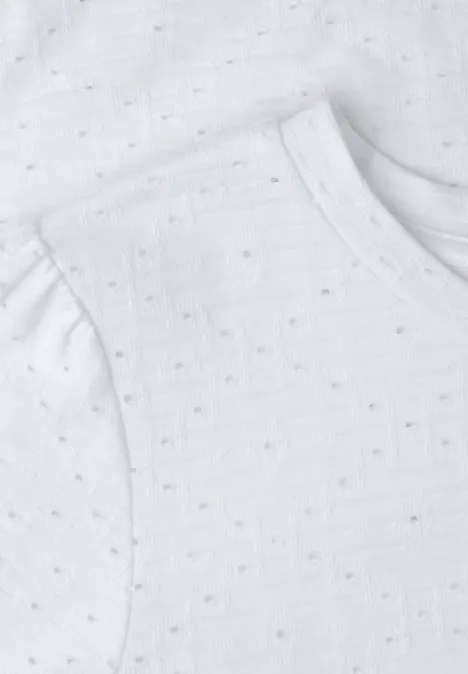 Weißes Baby-T-Shirt mit feinem Punktemuster und kurzen Puffärmeln.