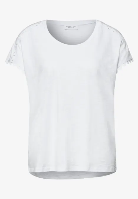 Wit dames-T-shirt met ronde hals, korte mouwen en subtiele kanten inzet bij de schouders.