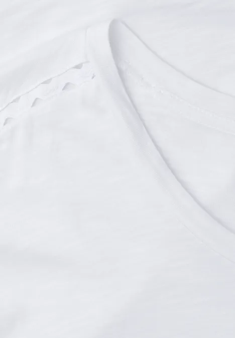 Close-up van een wit shirt met ronde hals en fijne katoenstructuur