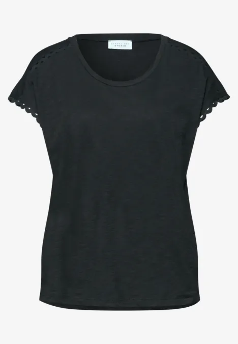 Schlichtes schwarzes T-Shirt mit rundem Halsausschnitt und kurzen Ärmeln mit Spitze.
