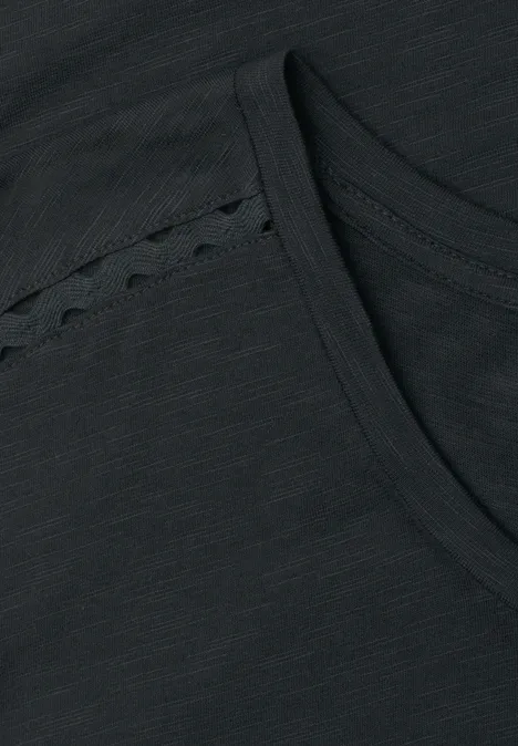 Dunkelgraues T-Shirt mit Rundhalsausschnitt und zierlicher Zackenborte an der Schulternaht.