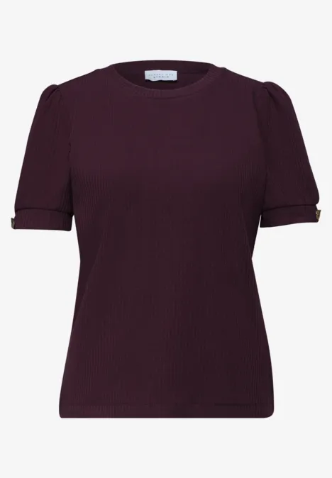 Dames top in donker pruimkleurige ribstof met korte pofmouwen.