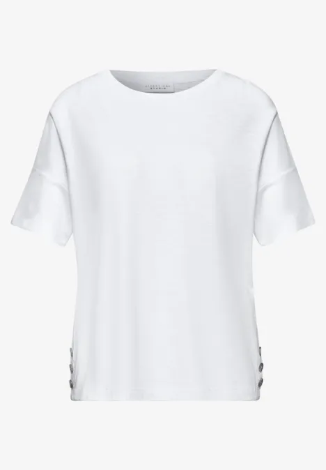 Ein schlichtes weißes Damen-T-Shirt mit kurzen Ärmeln und seitlichen Knopfdetails.