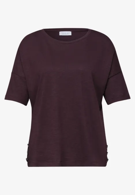 Dunkles lila T-Shirt mit Rundhalsausschnitt und kurzen Ärmeln, seitlich leicht gerafft.