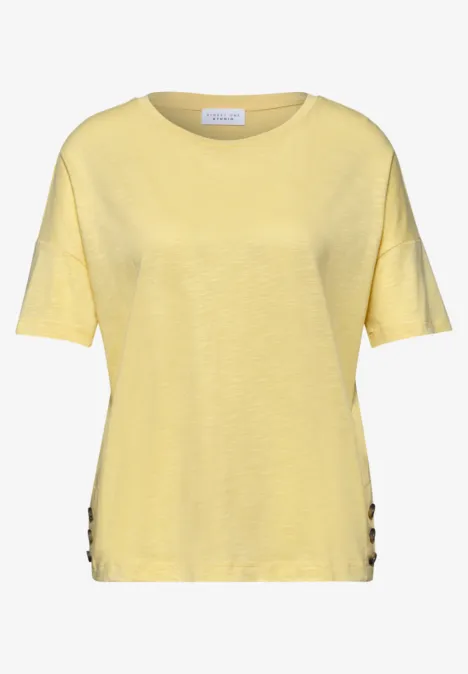 Gelbes T-Shirt mit kurzen Ärmeln und Rundhalsausschnitt.