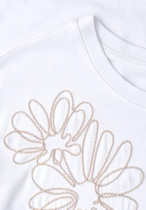 Weißes Shirt mit beigen Blumenumrissen als Stickerei