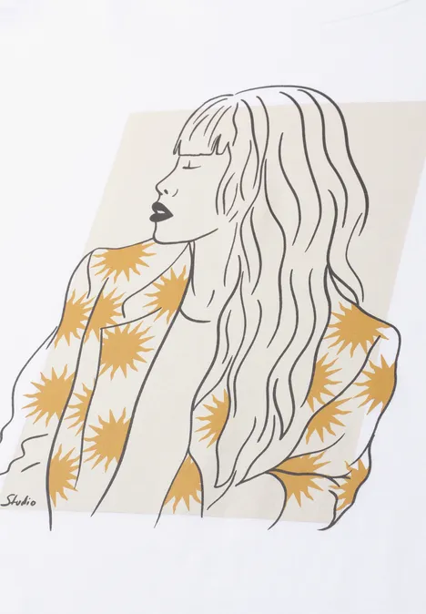 Linienzeichnung einer seitlich blickenden Frau mit langen Wellenhaaren und gemustertem Blazer.