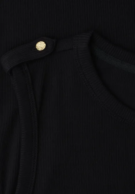 Close-up van zwarte, geribbelde stof met zak en goudkleurige knoop als detail.