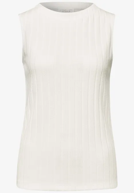 Ein ärmelloses, weißes, geripptes Tanktop mit Rundhalsausschnitt.