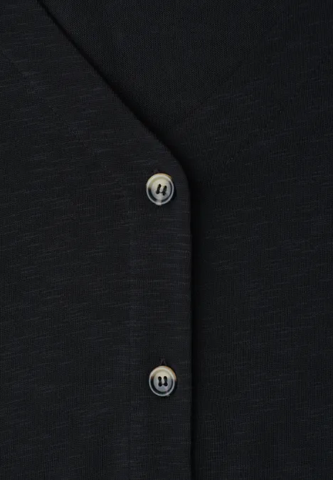 Schwarzer Cardigan mit V-Ausschnitt und silbernen Logo-Knöpfen.