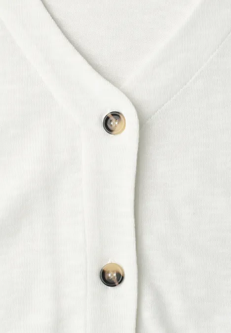 Weiße Strickjacke mit V-Ausschnitt und schwarzen Zierknöpfen