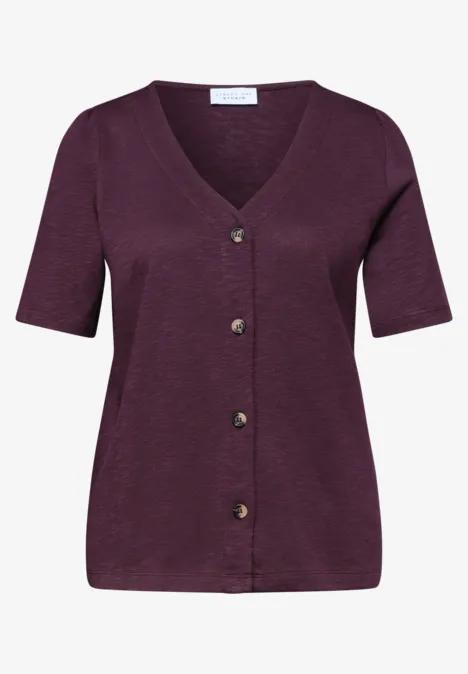 Lila Kurzarm-Strickjacke mit V-Ausschnitt und Knöpfen vorne.