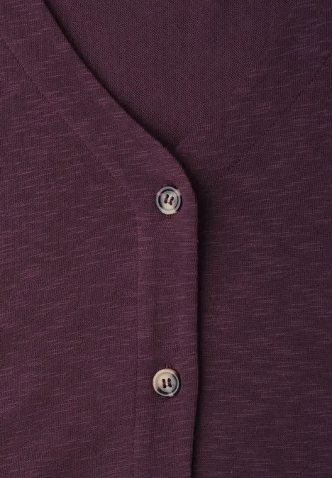Dunkelviolettes Strick-Cardigan mit V-Ausschnitt und zwei silbernen WP-Logo-Knöpfen.