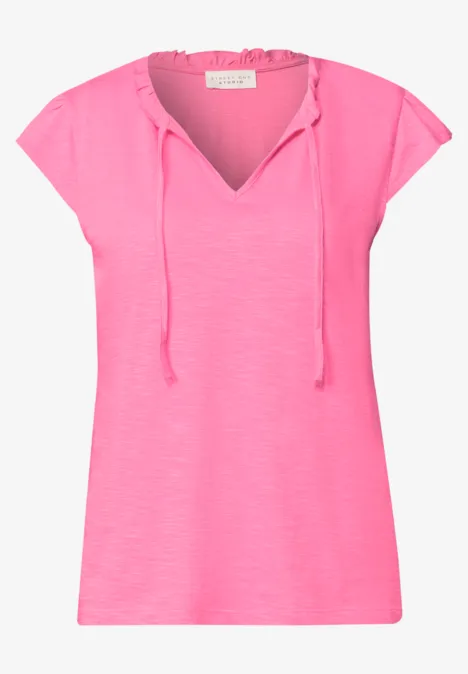Dropped Shoulder Shirt mit Split Neck simply pink Ein pinkes T-Shirt mit kurzen Ärmeln, Kapuze und Schnürung.