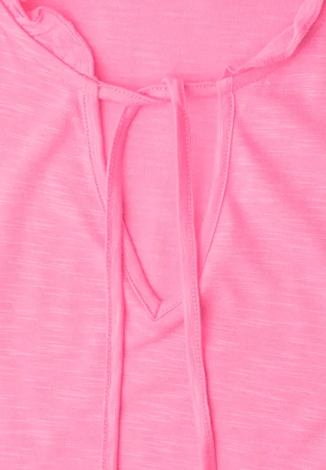 Dropped Shoulder Shirt mit Split Neck simply pink Nahaufnahme eines pinken Shirts mit Tunnelzug am Rundhalsausschnitt.