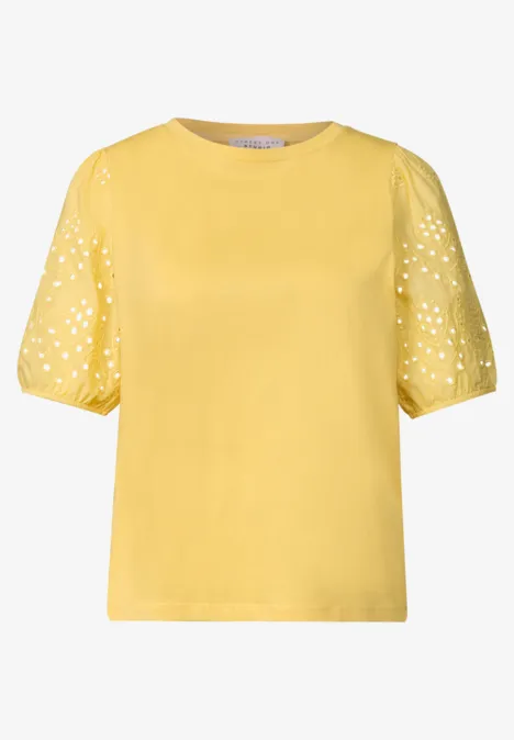 Gelbes T-Shirt mit rundem Ausschnitt und kurzen, bestickten Lochärmeln.