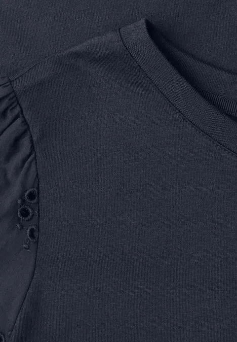 Dunkelblaues T-Shirt mit Rundhalsausschnitt und kurzen Ärmeln mit Lochstickerei-Details.