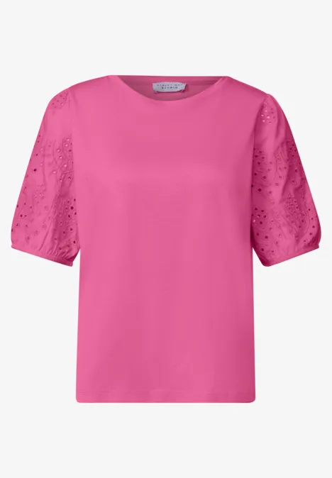 T-Shirt mit Embroidery Ärmeln simply pink Ein pinkfarbenes T-Shirt mit halblangen, blickdichten Ärmeln im Lochstickerei-Design.