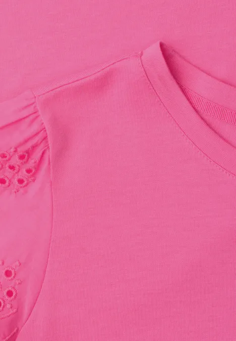 T-Shirt mit Embroidery Ärmeln simply pink Nahaufnahme eines pinkfarbenen T-Shirts mit Rundhalsausschnitt und Spitzen-Lochstickerei an der Schulter.