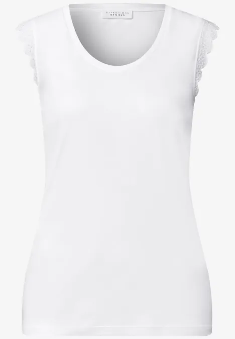 Top mit V-Neck und Rüschen White Weißes ärmelloses Damen-Tanktop mit Spitzenbesatz an den Schultern.