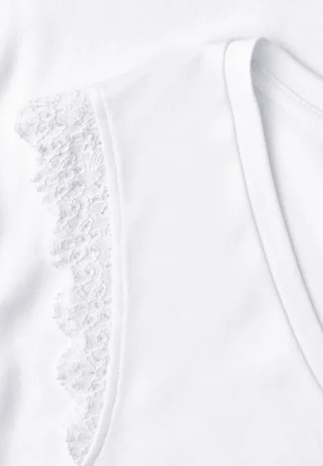Top mit V-Neck und Rüschen White Weißes Top mit feiner Spitzenkante an den Trägern.