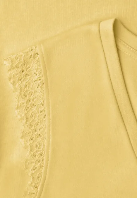 Top mit V-Neck und Rüschen snap yellow Gelbes Top mit Spitzenbesatz an der Schulter und rundem Ausschnitt.