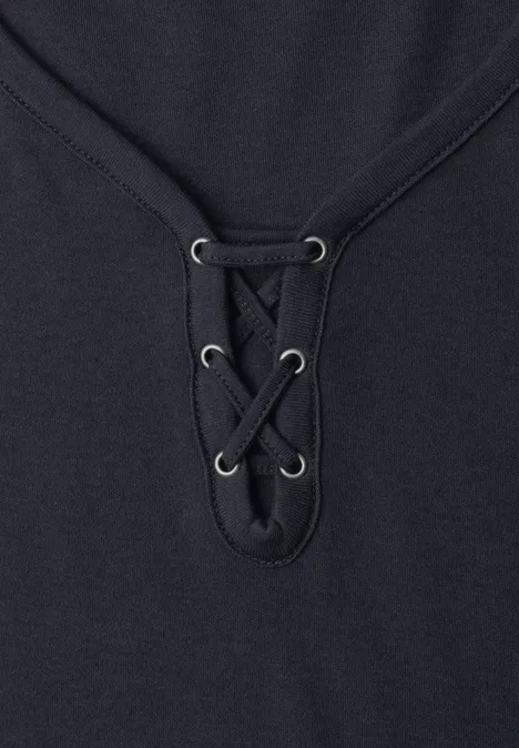 Top mit V-Neck und Bänderdetail maritime blue Schwarzes Shirt mit V-Ausschnitt und dekorativer Schnürung mittig.