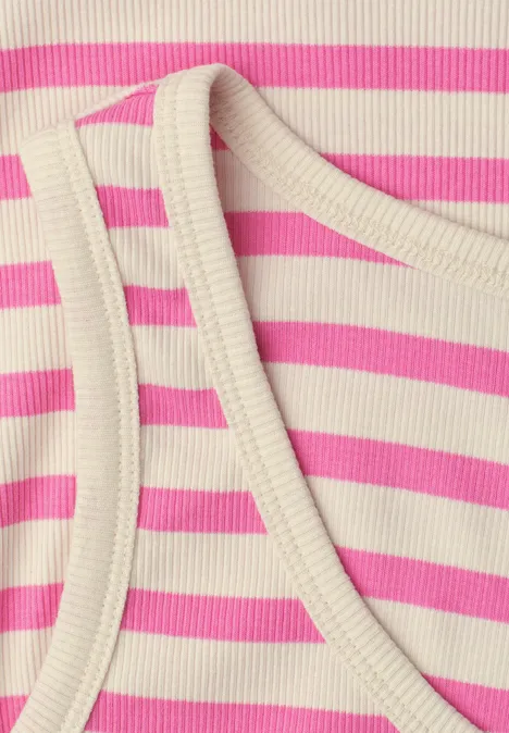 Top mit Rundhals und Rippstruktur simply pink Nahaufnahme eines ärmellosen Oberteils mit pink-weißen Streifen und geripptem Stoff.