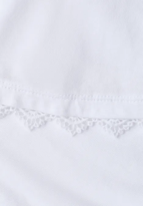 T-Shirt mit Crochet-Details an den Ärmeln White Nahaufnahme eines weißen Stoffs mit feiner Spitzenborte.