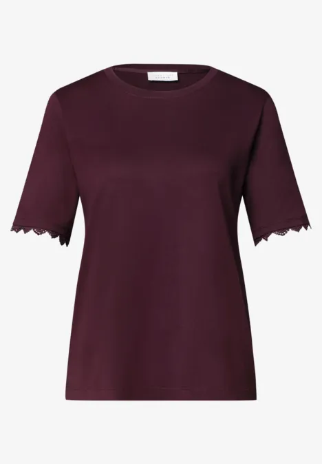 Dunkelrotes Damenshirt mit halblangen Ärmeln und gezacktem Saum