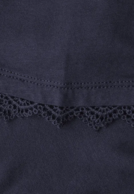 Donkerblauw stof met fijn kanten randje aan de onderkant.