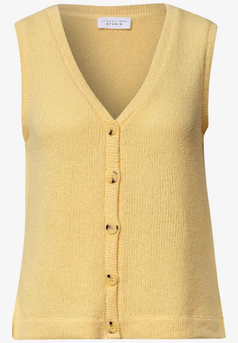 Weste mit V-Neck in Strick-Optik snap yellow Ärmellose gelbe Strickweste mit V-Ausschnitt und Knopfleiste, legerer Schnitt und glatte Struktur.
