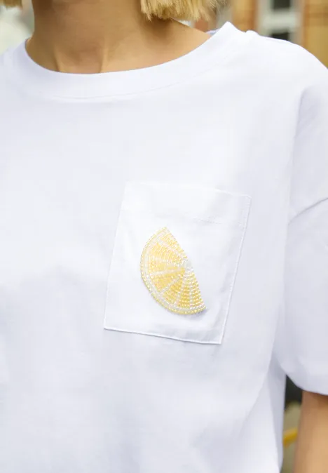 T-Shirt mit Rundhals und Perlendetail White Weißes T-Shirt mit Brusttasche und gesticktem Zitronenschnitz.