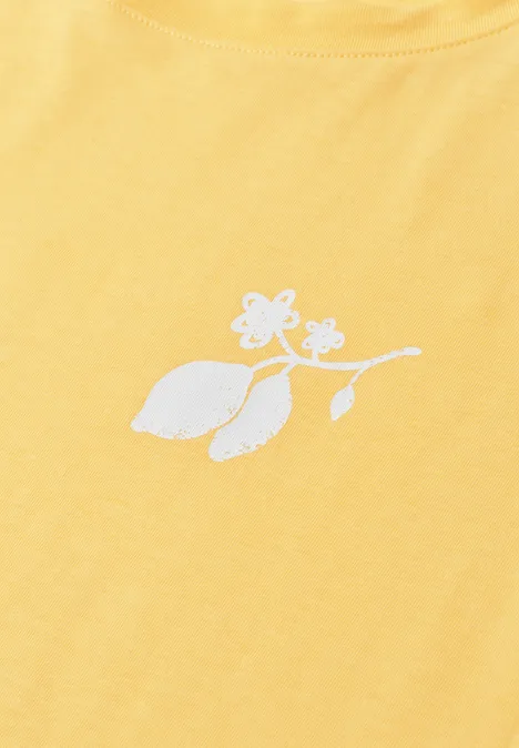Gelbes T-Shirt mit kleinem, weißem Blumenzweig-Druck auf der Brust.