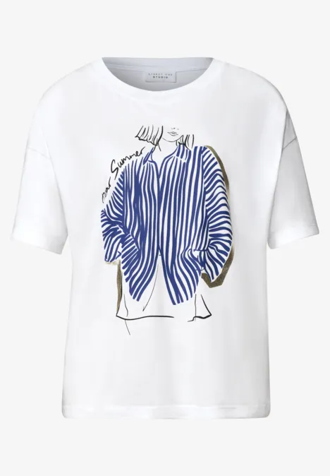 Wit T-shirt met tekening van een figuur in een wit-blauw gestreepte oversized trui.