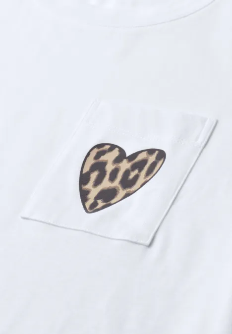 Weißes T-Shirt mit Brusttasche und Herz in Leopardenmuster.