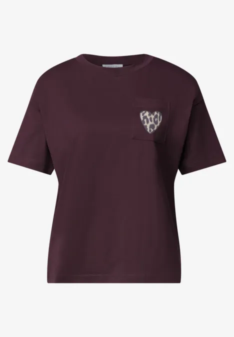 Damen-T-Shirt in Dunkelrot mit kurzem Arm und kleinem weißen Herzlogo auf der Brust.