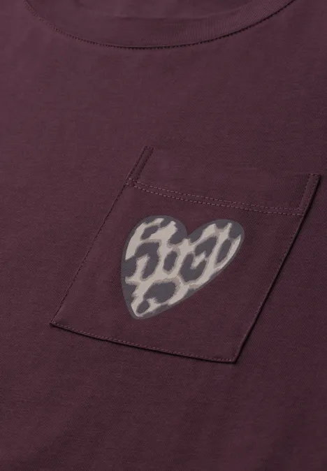 Bordeauxrotes T-Shirt mit Brusttasche und Leopardenherz-Applikation.