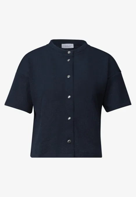 Kurzarm Jacke im Strick-Look mit Rundhals maritime blue Dunkelblaue kurzärmlige Strickjacke mit Stehkragen und silbernen Knöpfen.
