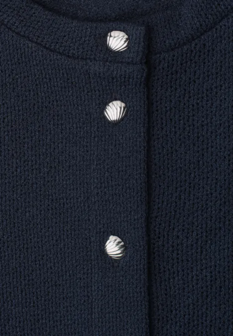 Kurzarm Jacke im Strick-Look mit Rundhals maritime blue Dunkelblauer Strickcardigan mit Rundhals und drei silbernen Knöpfen.