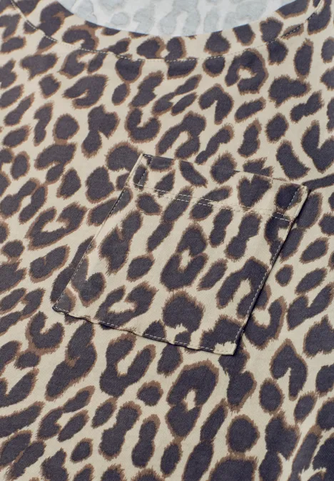 T-Shirt mit Rundhals und Leo-Muster light buffed beige Nahaufnahme eines Kleidungsstücks mit Leopardenmuster und Brusttasche