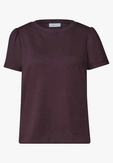T-Shirt in Unifarbe mit Raffung very berry Ein schlichtes, kurzärmeliges Damen-Shirt in dunklem Pflaumenton mit dezenten Schulterraffungen.
