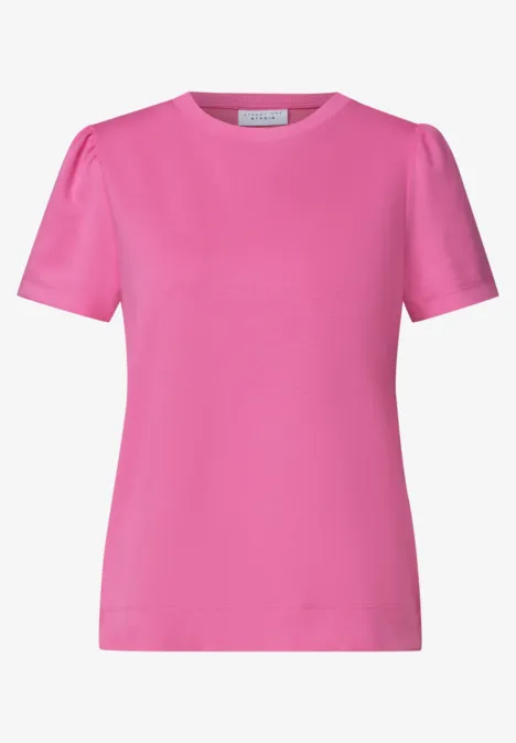 Ein schlichtes pinkfarbenes T-Shirt mit kurzen Ärmeln und rundem Halsausschnitt.