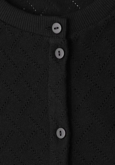 Schwarzer Strickcardigan mit perforiertem Rautenmuster und drei Knöpfen.